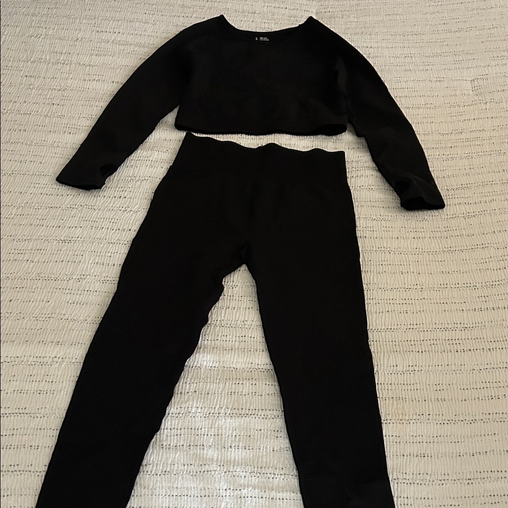 Black Ribbed Two-Piece work out Set - Crop Top & High-Waist Leggings